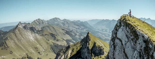 Mountainbiker in Berglandschaft