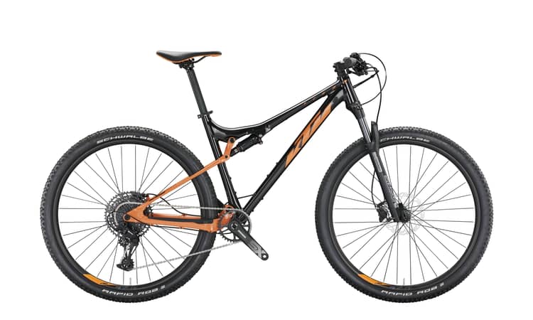 Mountainbike "Scarp 29.4" in Schwarz-Orange, 48 cm Rahmen, Schwalbe-Reifen, auf weißem Hintergrund.