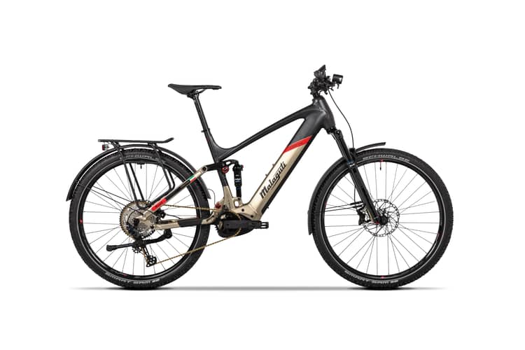 Elektro-Mountainbike Malaguti Cortina FS 60, 2022, rechte Seite, schwarz-goldenes Design, auf weißem Hintergrund.